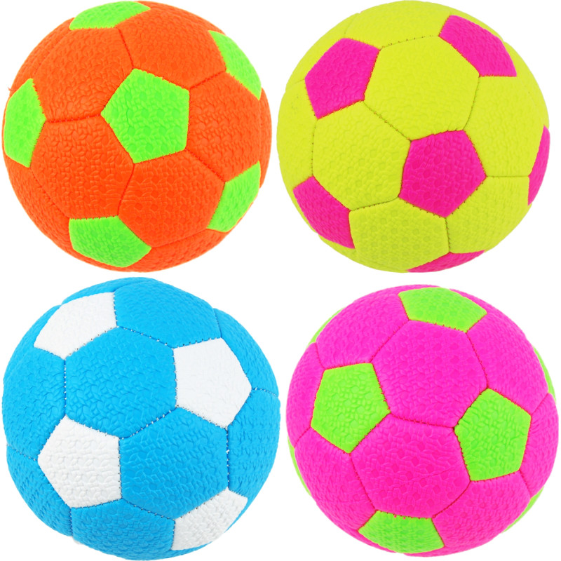 Värikäs jalkapallo laikkukuviolla