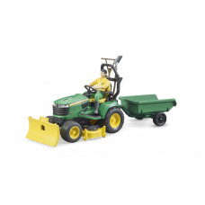 BRUDER John Deere Zāles traktors ar piekabi un dārznieku, 62104